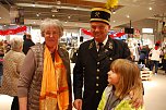 Tradition und Moderne treffen bei AWG aufeinander. Im Gespr&auml;ch mit der Oberb&uuml;rgermeisterin der Vorsitzende des Traditionsvereins der Eisleber Bergschule, J&uuml;rgen M&uuml;nch, mit seiner Enkelin Henrijette. (Foto: Jochen Miche)