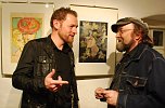 Der bekannte Maler Gerhard Mohr (rechts) im Gespr&auml;ch &uuml;ber sein Werk mit Stefan Miche. Sie stehen vor Bildern Heinz Fleischmanns. (Foto: Jochen Miche)