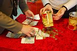 Immer wieder eine sch&ouml;ne Besch&auml;ftigung: Geld z&auml;hlen. Besonders, wenn damit etwas Gutes bewirkt werden kann. (Foto: Jochen Miche)