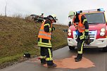 Auto kommt von der Fahrbahn ab (Foto: Feuerwehr Heiligenstadt) Auto kommt von der Fahrbahn ab (Foto: Feuerwehr Heiligenstadt)