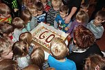 Zum 60. Spielger&auml;te und eine Torte (Foto: Karl-Heinz Herrmann)