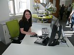 Mitarbeiterin Jennifer Rogge am Empfang (Foto: Ilka K&uuml;hn)