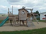 Holzspielplatz und Grillhaus (Foto: Landratsamt Kyffh&auml;userkreis)