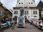 Auch er erlebte mal die Er&ouml;ffnung einer Eisleber Wiese (am 16. September 2016) mit Kulturprogramm und Festumzug am Eisleber Rathaus: der Pappluther. (Foto: Brigitte Wischalla)