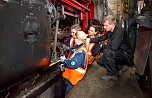 Anleitung vom HSB-Profi: Jean-Pierre Hübner (rechts) erklärt den Auszubildenden der S-Bahn Berlin die Reparatur am Fahrwerk einer sechzig Jahre alten „Brockenlok“. (Foto: HSB/Bahnsen)