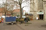 Vorbereitungen f&uuml;r den Handwerkermarkt vor der Blasii-Kirche (Foto: Angelo Glashagel)
