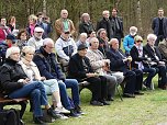 Rückblick: Überlebende des KZ Mittelbau-Dora und Besucher bei der Gedenkveranstaltung am ehemaligen Außenlager Ellrich-Juliushütte, Ellrich, Gedenkort Ellrich-Juliushütte, 10. April 2017 (Foto: KZ-Gedenkstätte Mittelbau Dora)