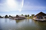 WasserLodges auf Ferienpark TerSpegelt (Foto: www.glambing.info)