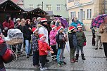 Feuchter Start des Weihnachtsmarkts (Foto: Karl-Heinz Herrmann)