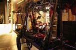 Morgen geht der Vorhang f&uuml;r den "Geist der Weihnacht" zum dritten mal auf, vorher braucht es aber noch ein paar Ausbesserungen am B&uuml;hnenbild (Foto: Angelo Glashagel)