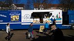 Marktschreier auf dem Bebel-Platz (Foto: Kurt Frank)