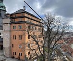 Arbeit in luftiger Höhe: Mit einem Krankorb prüfen Dachdecker die Schieferdächer von Schloss Sondershausen (Foto: Manuel Mucha-Stiftung Thüringer Schlösser und Gärten)