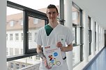 Felix Baum, Auszubildender des Helios Bildungszentrums Mansfeld-Südharz mit einem Typisierungsset der DKMS.   (Foto: Helios Klinik )