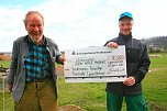 Ostergeschenk für Schäfer Helmut Meißner und seine Leineschafe (Foto: S. Dietzel)