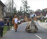 Osterhase "fliegt" auf dem Drachen durchs Dorf (Foto: privat)