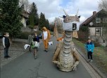 Osterhase "fliegt" auf dem Drachen durchs Dorf (Foto: privat)