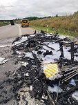 Wohnwagen brannte auf der Autobahn (Foto: Feuerwehr Grosswechsungen)