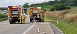 Wohnwagen brannte auf der Autobahn (Foto: Feuerwehr Grosswechsungen)