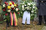 Gedenken zum Volkstrauertag im Ehrenhain auf dem Hauptfriedhof in Sondershausen (Foto: Eva Maria Wiegand) Gedenken zum Volkstrauertag im Ehrenhain auf dem Hauptfriedhof in Sondershausen (Foto: Eva Maria Wiegand)