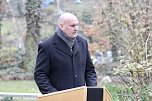 Bürgermeister Steffen Grimm - Gedenken zum Volkstrauertag auf im Ehrenhain auf dem Hauptfriedhof in Sondershausen (Foto: Eva Maria Wiegand) Bürgermeister Steffen Grimm - Gedenken zum Volkstrauertag auf im Ehrenhain auf dem Hauptfriedhof in Sondershausen (Foto: Eva Maria Wiegand)