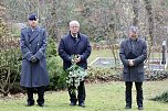 v.l.Oberstleutnant Daniel Faul; Dr. Thiele, Militärpfarrer Michael Blaszcyk- Gedenken zum Volkstrauertag im Ehrenhain auf dem Hauptfriedhof in Sondershausen (Foto: Eva Maria Wiegand) v.l.Oberstleutnant Daniel Faul; Dr. Thiele, Militärpfarrer Michael Blaszcyk- Gedenken zum Volkstrauertag im Ehrenhain auf dem Hauptfriedhof in Sondershausen (Foto: Eva Maria Wiegand)