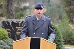 Oberstleutnant Daniel Faul - Gedenken zum Volkstrauertag im Ehrenhain auf dem Hauptfriedhof in Sondershausen (Foto: Eva Maria Wiegand) Oberstleutnant Daniel Faul - Gedenken zum Volkstrauertag im Ehrenhain auf dem Hauptfriedhof in Sondershausen (Foto: Eva Maria Wiegand)