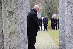 Bürgermeister Steffen Grimm (vorne) - Gedenken zum Volkstrauertag im Ehrenhain auf dem Hauptfriedhof in Sondershausen (Foto: Eva Maria Wiegand) Bürgermeister Steffen Grimm (vorne) - Gedenken zum Volkstrauertag im Ehrenhain auf dem Hauptfriedhof in Sondershausen (Foto: Eva Maria Wiegand)