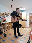 Pfarrer S&uuml;pke spielt und singt beim 5.Geburtstag in der Tagespflege Ebeleben (Foto: Diakonie Novalis)