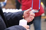 Das Friedenslicht aus Bethlehem wurde heute morgen auf dem Hof des Landratsamtes verteilt (Foto: agl) Das Friedenslicht aus Bethlehem wurde heute morgen auf dem Hof des Landratsamtes verteilt (Foto: agl)