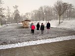 Kinder vom Leseclub im Freizeitzentrum Artern freuen sich über den Schnee (Foto: Janet Haselhuhn)