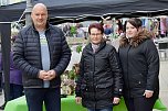 Bürgermeister  Steffen Grimm besuchte die Stände auf dem Sondershäuser Ostermarkt und kam mit den Händlerinnen und Händlern ins Gespräch (Foto: Eva Maria Wiegand)