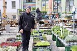 Gutgelaunter Blumenverkäufer auf dem Sondershäuser Ostermarkt (Foto: Eva Maria Wiegand)