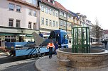 Brunnenabdeckung und Frühjahrsputz vorm Rathaus (Foto: oas)