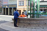 Brunnenabdeckung und Frühjahrsputz vorm Rathaus (Foto: oas)