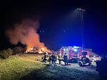 Brennende Strohballen bei Donndorf (Foto: Feuerwehr Donndorf/Silvio Dietzel) Brennende Strohballen bei Donndorf (Foto: Feuerwehr Donndorf/Silvio Dietzel)