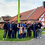 In Wolkramshausen durfte man heute endlich wieder einen Maibaum setzen (Foto: René Fullmann)