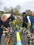 In Wolkramshausen durfte man heute endlich wieder einen Maibaum setzen (Foto: René Fullmann)