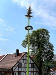 In Wolkramshausen durfte man heute endlich wieder einen Maibaum setzen (Foto: René Fullmann)