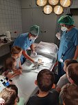 Dr. Martin Kocúr, Leitender Oberarzt der Klinik für Anästhesiologie und Schmerztherapie, führte die Kinder über die Stationen (Foto: KMG Mannisk Klinik)