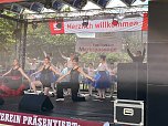 Die Eleven des Tanzstudios Radeva beim Weinfest am Rathaus  (Foto: H.Wernig)