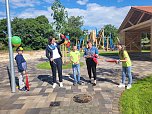 Kinder freuen sich über ihren neuen Schulspielplatz (Foto: LRA  Sondershausen)