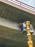 BUND baut Nisthilfen unter Brücken an (Foto: J.Papke)