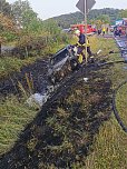 Drei Verletzte und ein ausgebranntes Fahrzeug - das ist die Bilanz nach einem Unfall bei Großlohra (Foto: S. Dietzel)