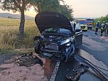 Drei Verletzte und ein ausgebranntes Fahrzeug - das ist die Bilanz nach einem Unfall bei Großlohra (Foto: S. Dietzel)