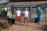 Abschied nach 40 Jahren am Beckenrand: Schwimmmeister Jens Blumenthal übergibt seinem Nachfolger Felix Etzrodt symbolisch die Schlüssel für das Bad in Niedersachswerfen.  (Foto: Susanne Schedwill)