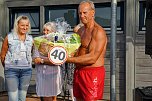 Abschied nach 40 Jahren am Beckenrand: Schwimmmeister Jens Blumenthal übergibt seinem Nachfolger Felix Etzrodt symbolisch die Schlüssel für das Bad in Niedersachswerfen.  (Foto: Susanne Schedwill)