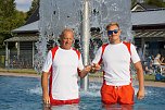Abschied nach 40 Jahren am Beckenrand: Schwimmmeister Jens Blumenthal übergibt seinem Nachfolger Felix Etzrodt symbolisch die Schlüssel für das Bad in Niedersachswerfen.  (Foto: Susanne Schedwill)