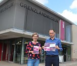 Mira Keune und Patrick Hoffmann vom Grenzlandmuseum Eichsfeld stellen den Flyer für das Schülerprojekt „Aktion Grenze“ vor  (Foto: Privat)