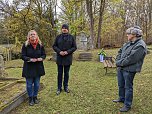 Dr. Carolin Schäfer (li.) und Bürgermeister Steffen Grimm (Mitte) gedachten der verstorbenen Juden vor den Anwesenden auf dem jüdischen Friedhof. (Foto: Janine Skara)