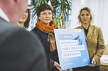 Die Thüringer Mehrkindfamilienkarte wurde von Frau Ministerin Susanna Karawanskij mit dem „Thüringer Demografiepreis 2022 Heimat:Thüringen!“ ausgezeichnet (Foto: TMIL-D. Santana)
